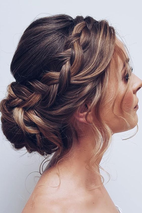 A Guide on How to Choose Your Bridal Hairstyle According to Face Shape!