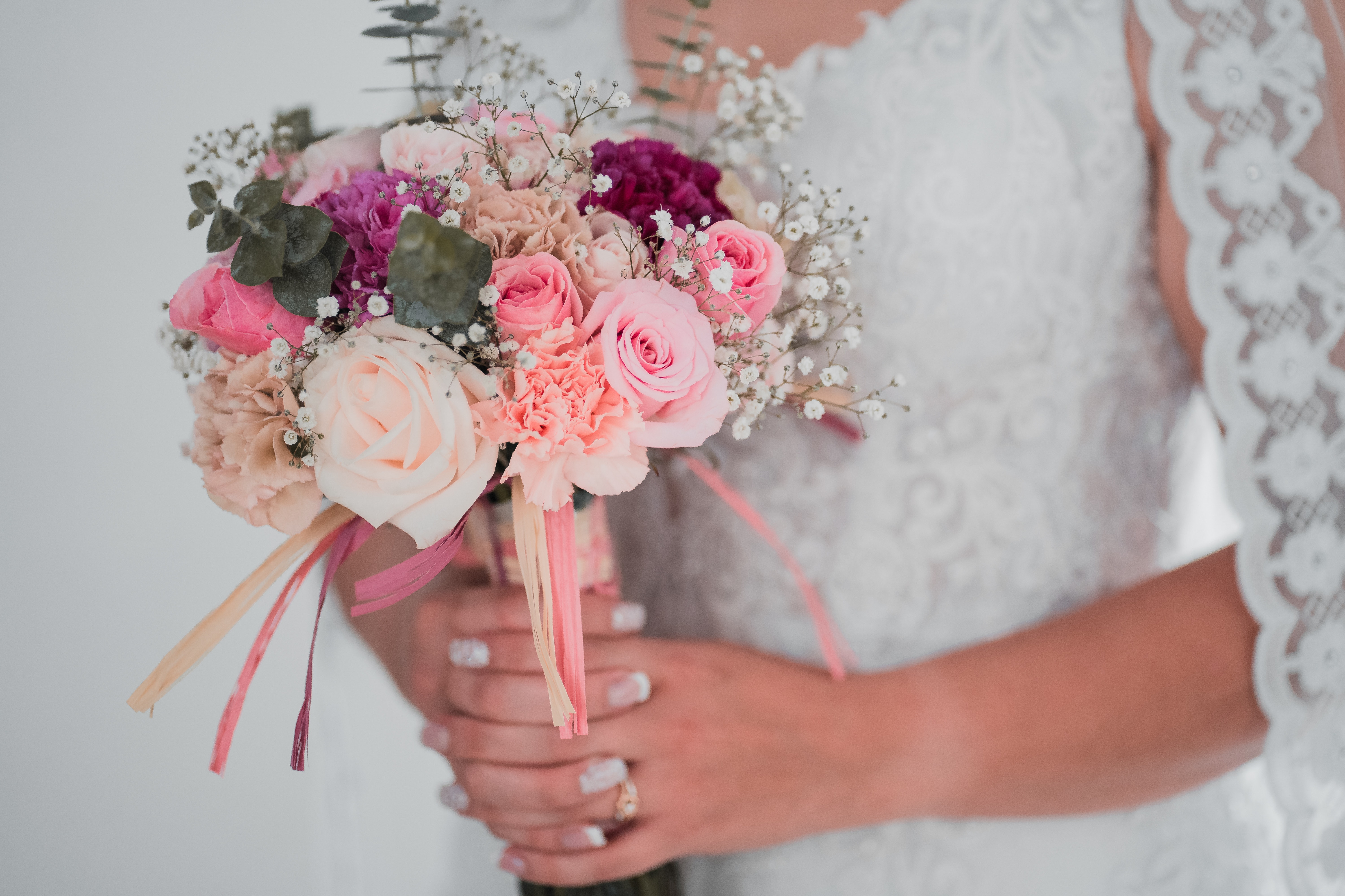 Bloemen bruidsboeket trouwjurk 