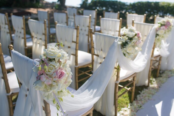 Ceremonie bloemen bruiloft stoelen 